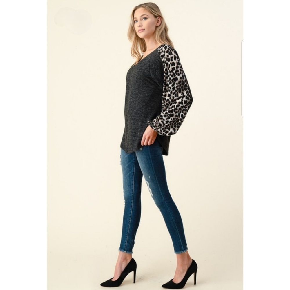 NWT Black VNeck Leopard Print Balloon Sleeve Top - Picture 2 of 4